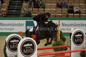 IMG_8898 Sören Pedersen u. Tailormade L´Aveu (Neumuenster 2015)