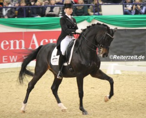 Jessica von Bredow-Werndl u. Unee BB (in Neumünster 2014)