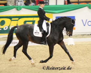 Jessica von Bredow-Werndl u. Unee BB (in Neumünster 2014)