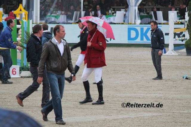 Ludger Beerbaum und der Schirm...(in Hagen 2014)